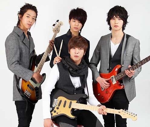 CNBLUE's street concert performances, covers 2NE1 and Wonder Girls ...