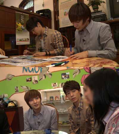 Super Junior's Leeteuk and Donghae visit women suffering from abuse ...