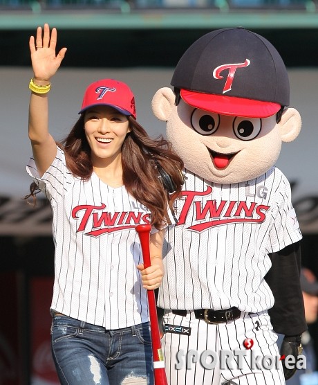 Dahun threw the opening pitch for LG Twins! - Twice Portal