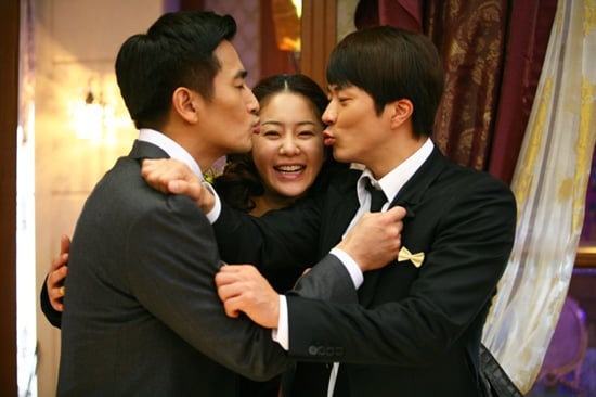 Kwon Sang Woo and Cha In Pyo blow Go Hyun Jung a kiss | allkpop