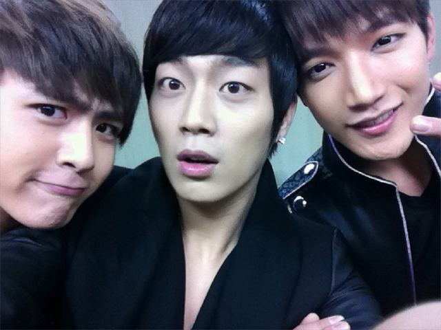 B2ST Doojoon's backstage selcas with 2PM members | allkpop