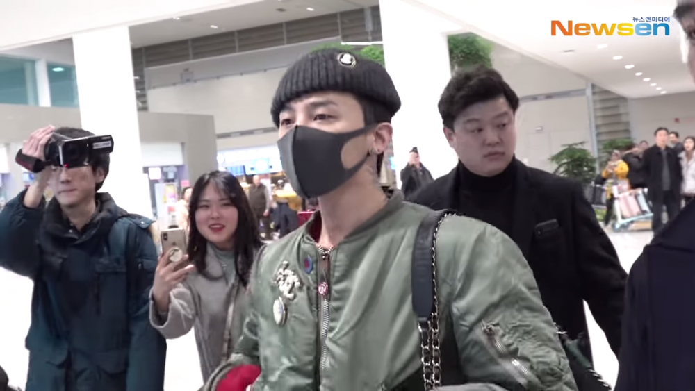 G Dragon Surrounded By Reporters And Fans As He Returns To Korea