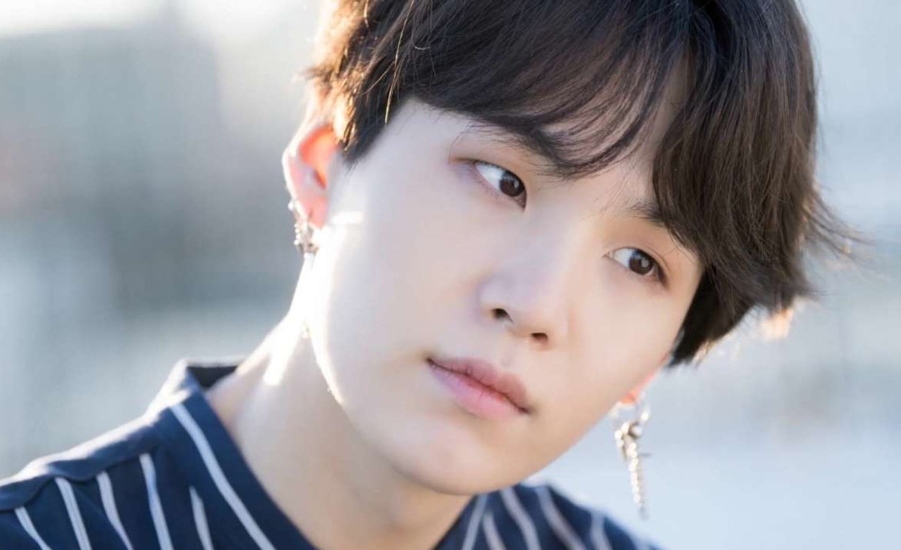 BTS's SUGA makes his first official appearance after his shoulder