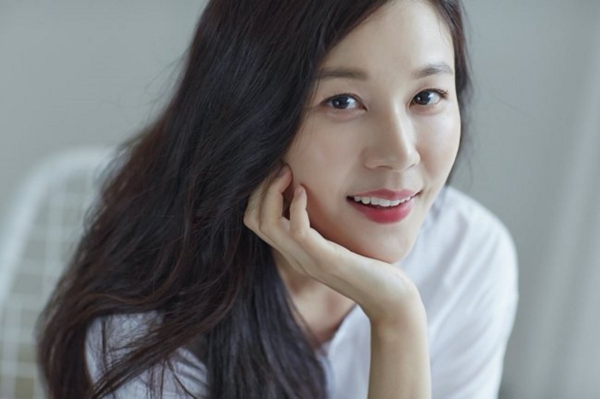 Actress Kim Ha Neul signs with IOK Company after parting ways with