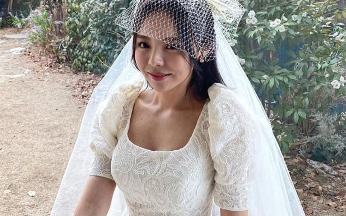 J-Hope's older sister Jung Ji Woo to marry non-celebrity fiancé next ...