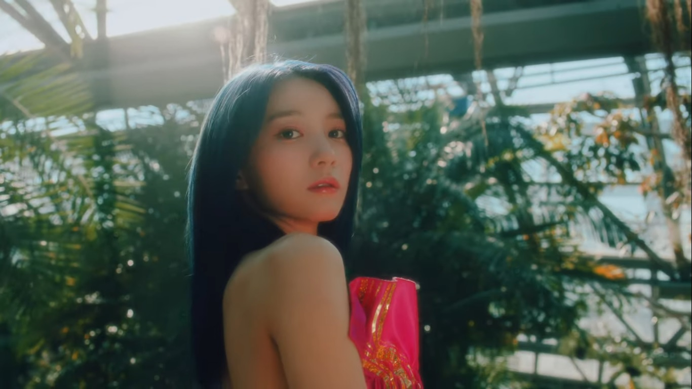 Oh My Girl's Binnie listens to a mysterious recording in new track film ...