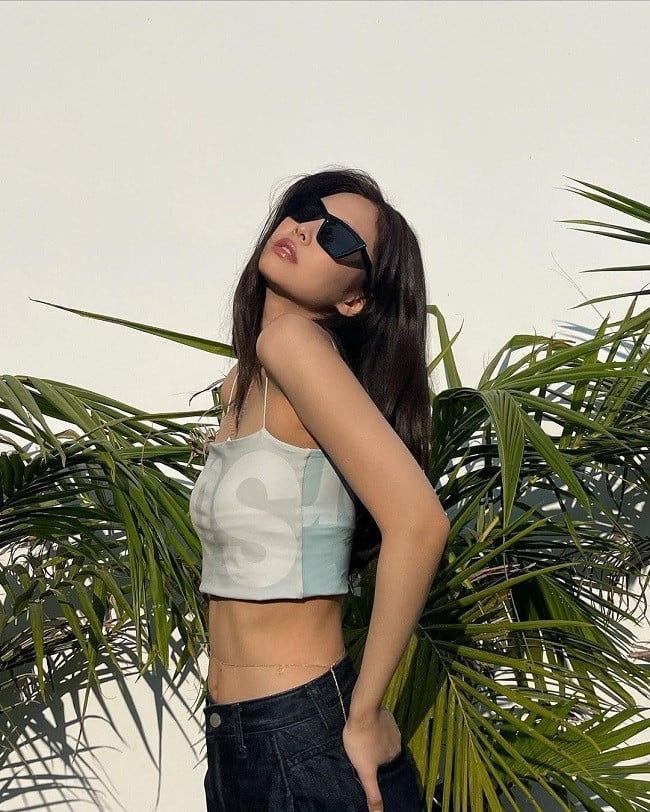 Netizens cannot believe the size of BLACKPINK Jennie's naturally thin waist