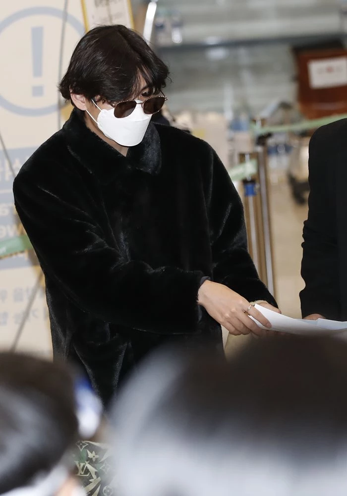 10 Photos of V BTS' Airport Fashion Returning from Japan, Attract Attention  with a Bag as Big as Parents' Expectations