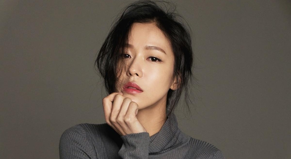 Actress Kyung Soo Jin renews her contract with YG Entertainment | allkpop