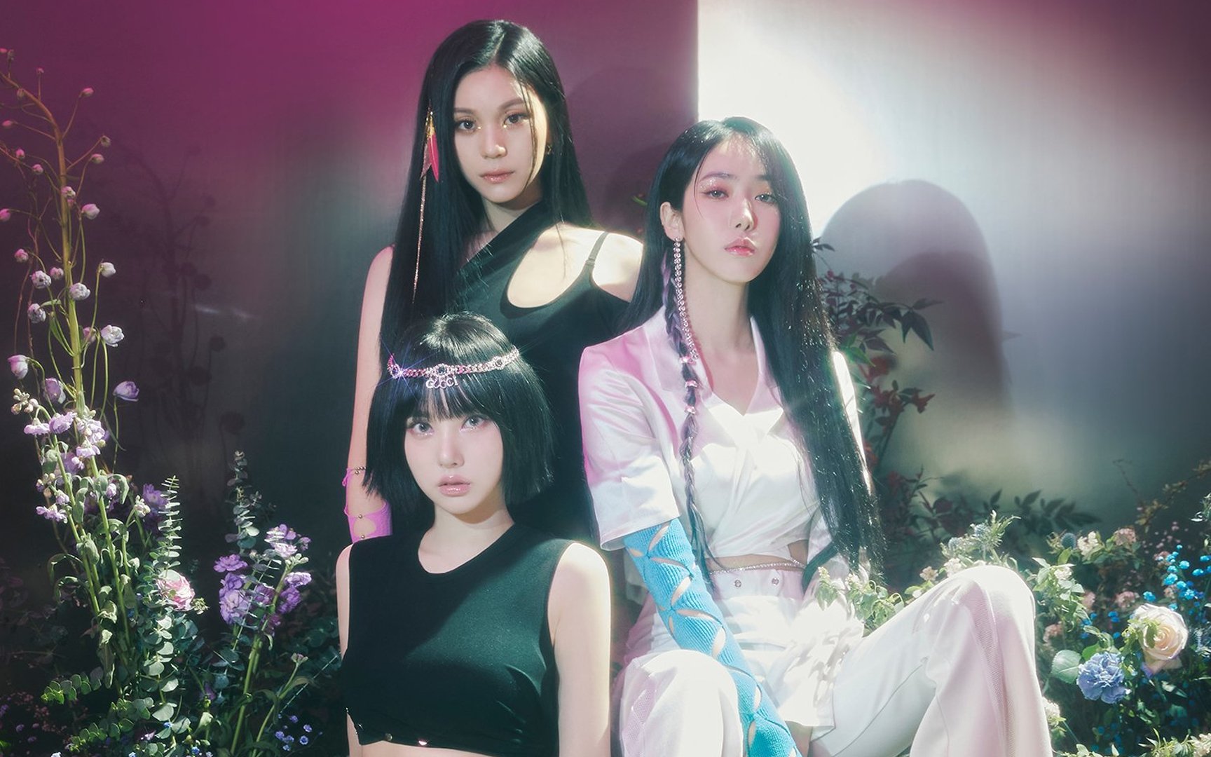 VIVIZ (Former <b>GFriend</b>&apos;s SimB, Eunha, and Umji) radiate their elegant b...