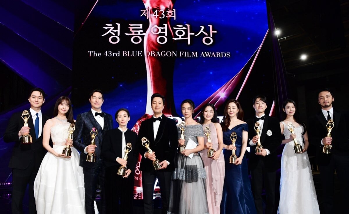 Here are the winners of the 43rd Blue Dragon Film Awards! allkpop