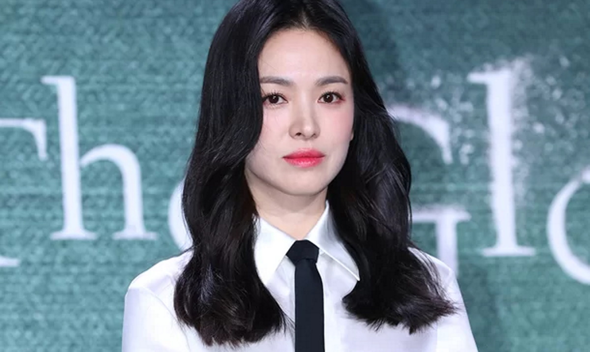 Actress Song Hye Kyo donates 10,000 Korean guides to Old Korean ...