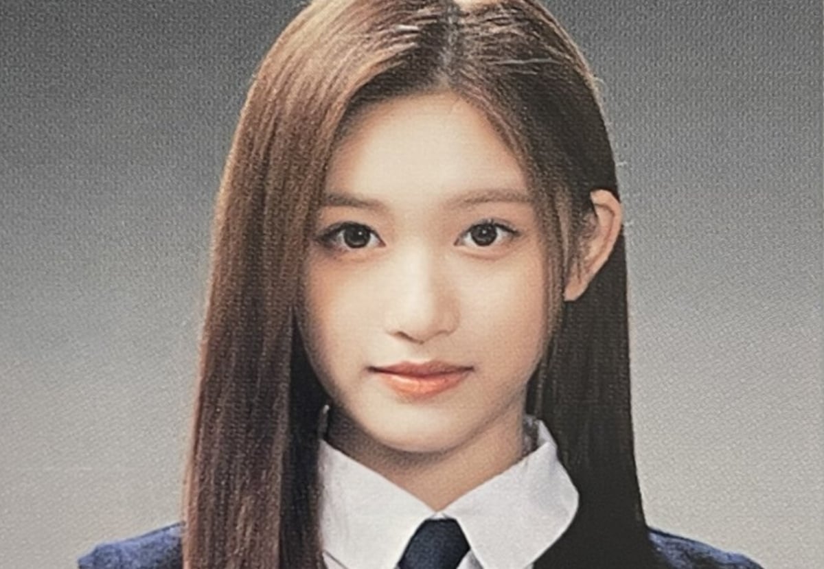 ive-s-leeseo-garners-attention-for-her-beautiful-middle-school