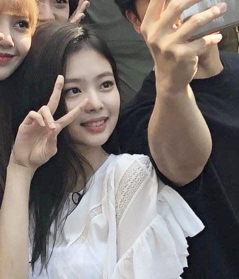 BLACKPINK's Jennie shows off her splended beauty wearing a simple