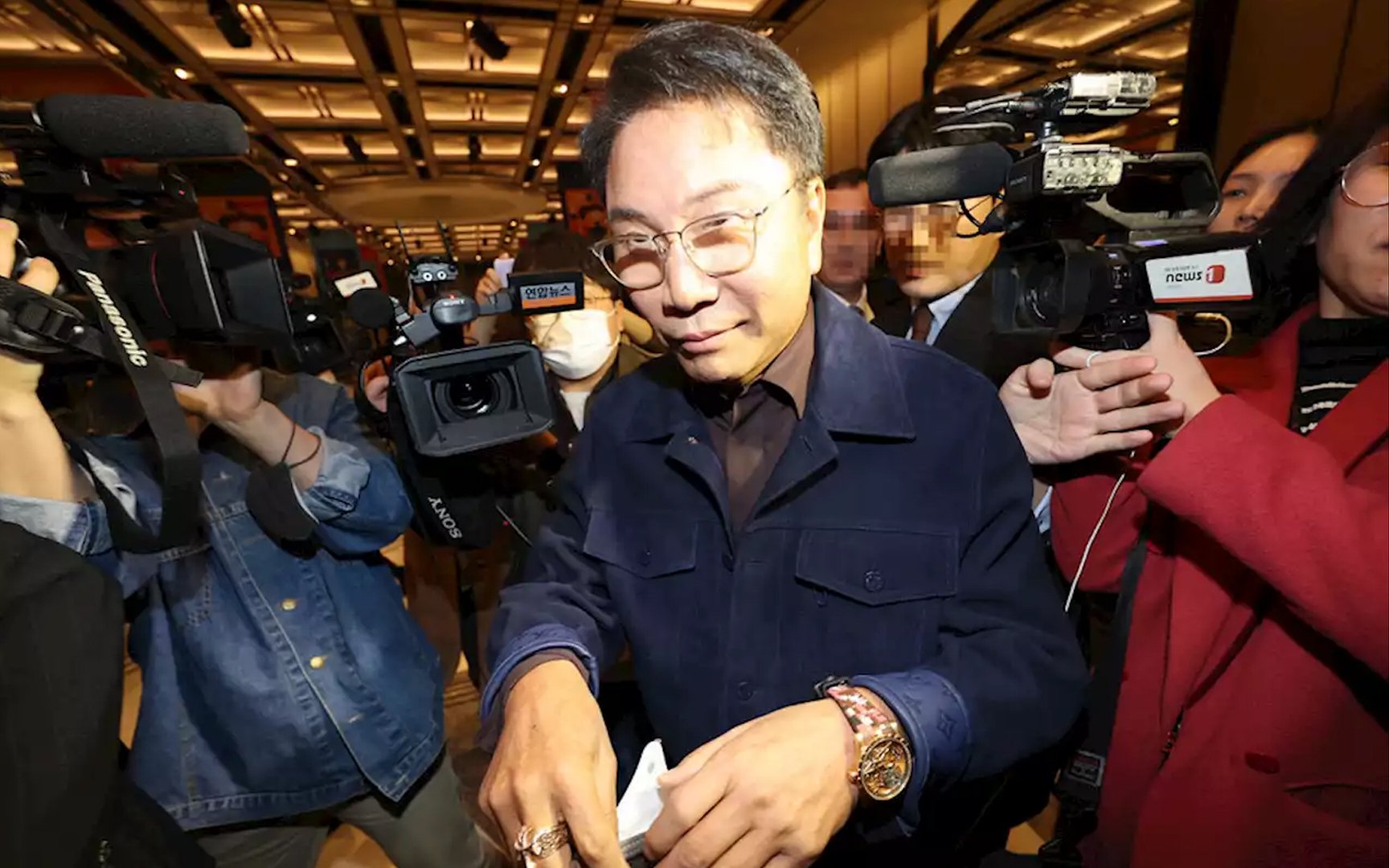 HYBE revealed to have paid Lee Soo Man an additional 70 billion KRW as ...