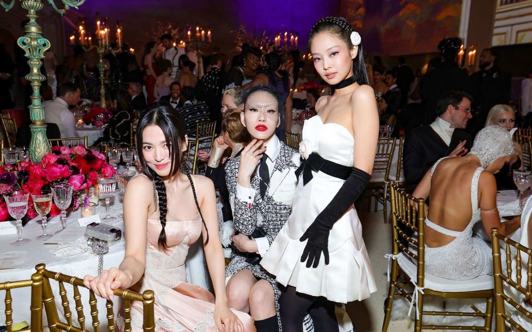 South Korean stars Jennie and Song Hye-kyo share viral selfie from the Met  Gala 2023, Jackson Wang stuns in black