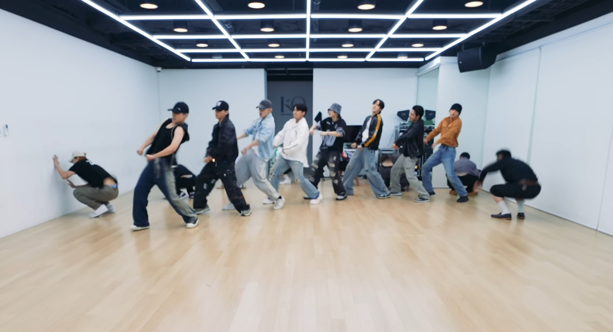 ATEEZ makes it 'BOUNCY (K-Hot Chilli Peppers)' in new dance practice ...