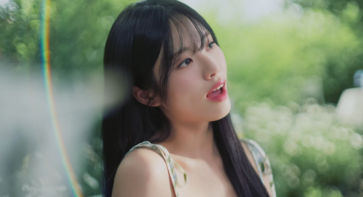 fromis_9's Jiwon anticipates a romantic summer night in MV for 'Talk To