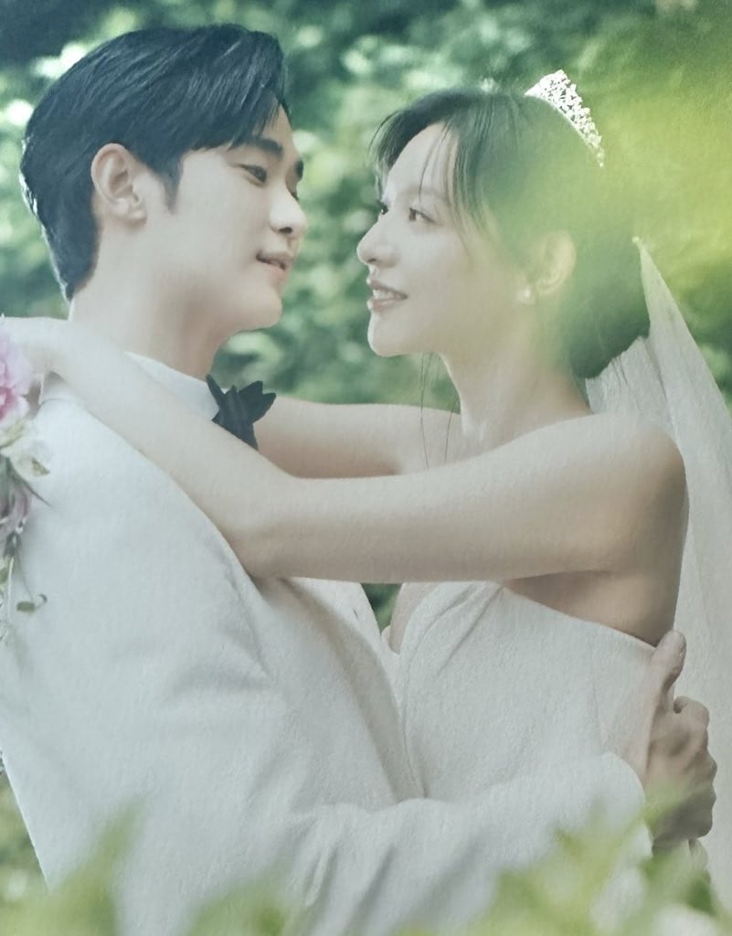 Kim Soo Hyun and Kim Ji Won shine in newly released wedding photo from ...