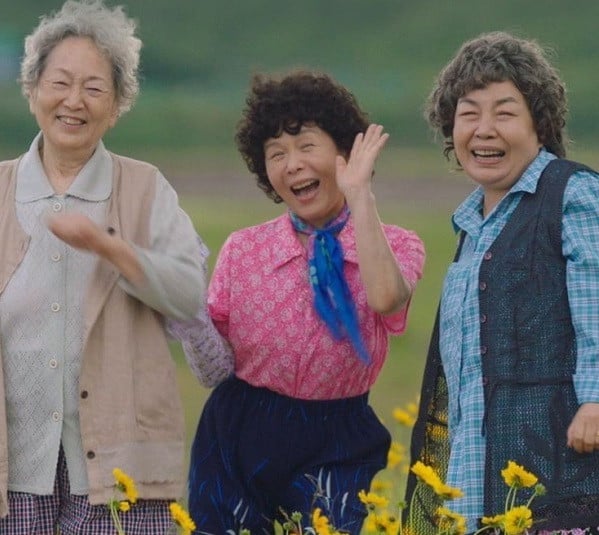 Hometown Cha-Cha-Cha Granny Trio