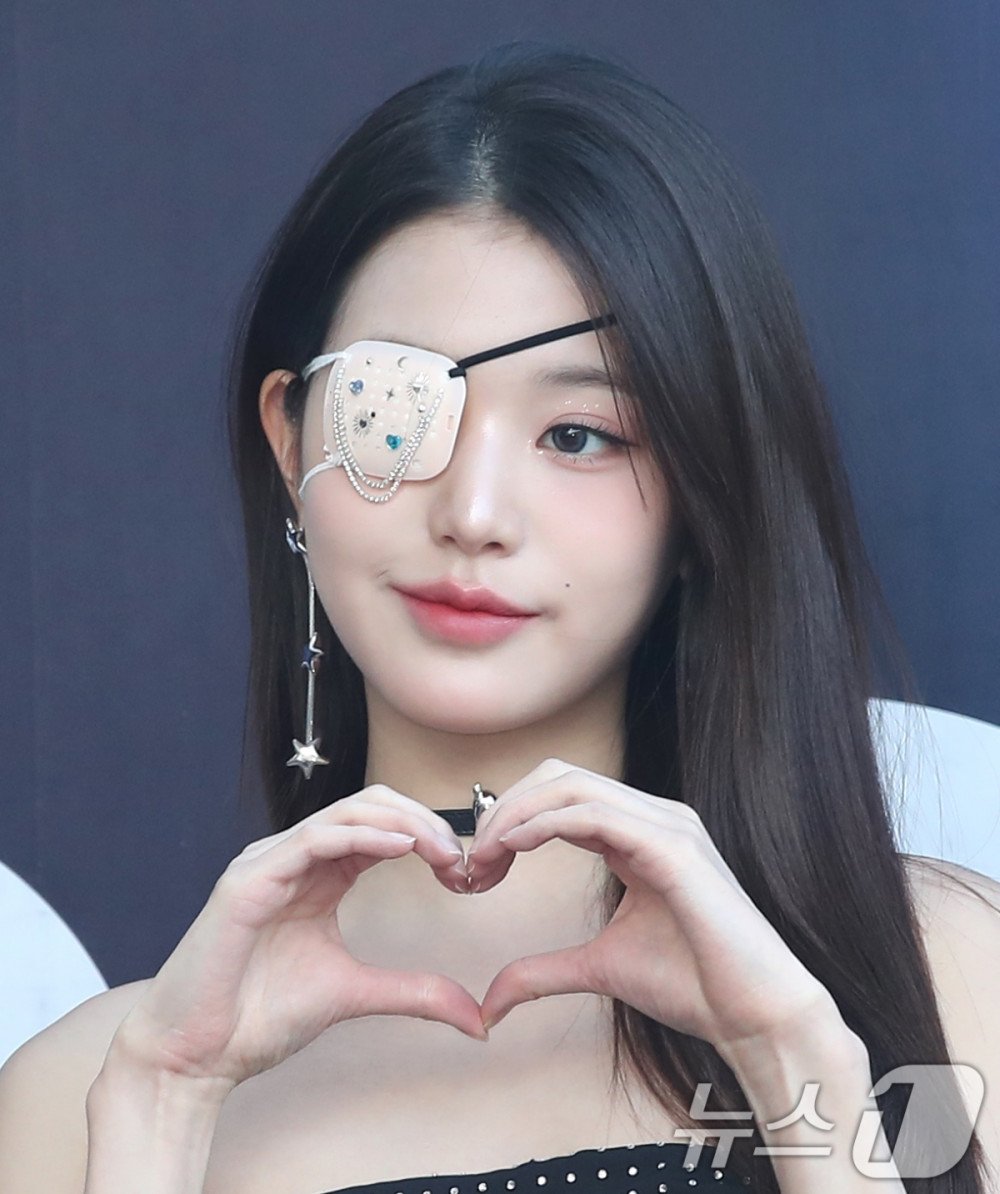 IVE's Wonyoung stuns onlookers by wearing a decorated eye patch on the ...