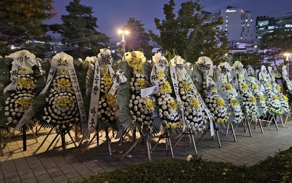 Korean netizens discuss the bizarre K-pop fandom trend of sending funeral wreaths as a form of protest