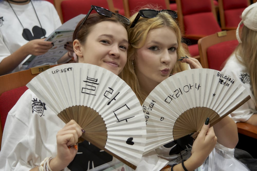 Participants enjoying the Hangeul experience