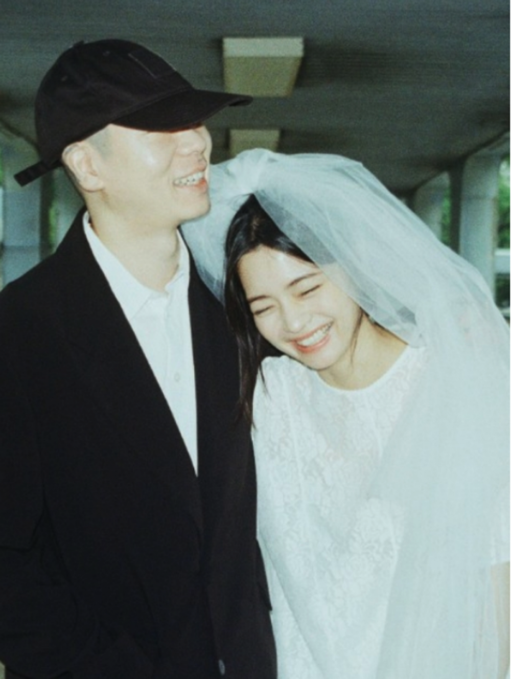 Hyukoh's Vocalist Oh Hyuk Ties the Knot with Model Hwang Ji Min