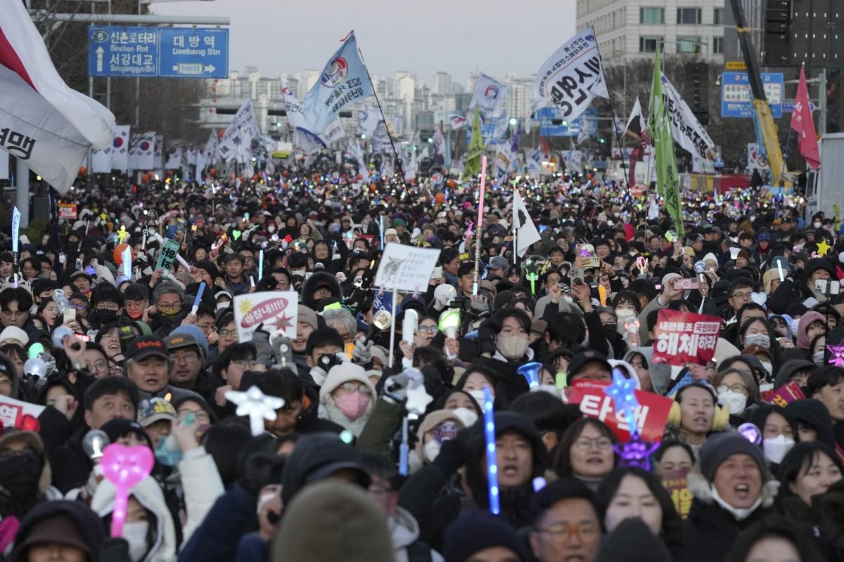 Thousands of protestors sing alongside to ‘Into the New World’ by Girls’ Generation because the impeachment vote passes