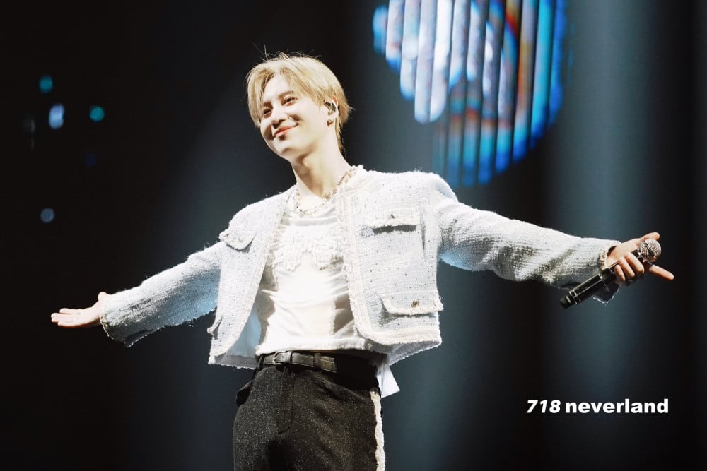 TAEMIN smiling at fans