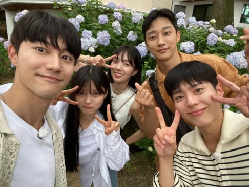 Kim Yoo Jung, Jinyoung, and Kwak Dong Yeon reunite to support Park Bo ...